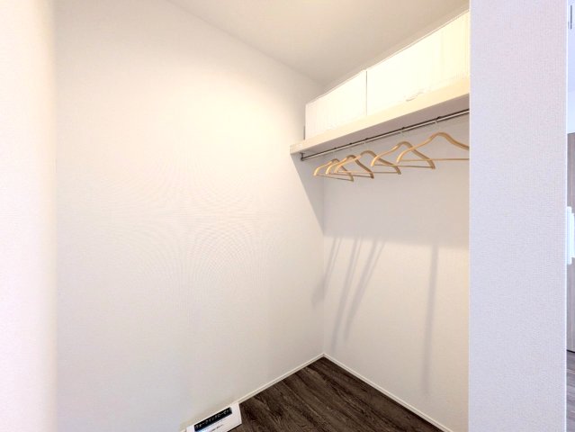 ウォークインクローゼット付き！衣服も荷物もたっぷり収納できます！