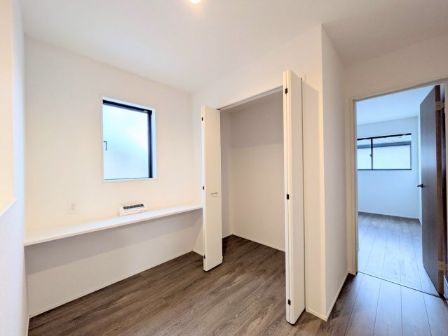 2階廊下にはカウンターと収納付き!使い方いろいろ♪
