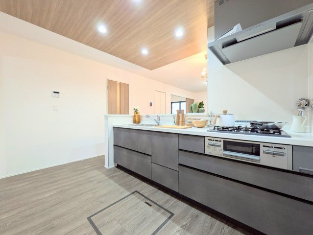 キッチンは対面式なので、リビングの様子を見ながらお料理できます♪