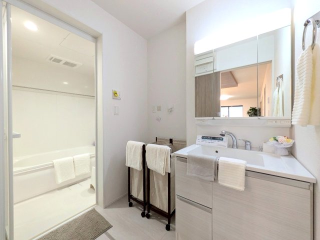 洗面台の三面鏡の裏は収納になっております！