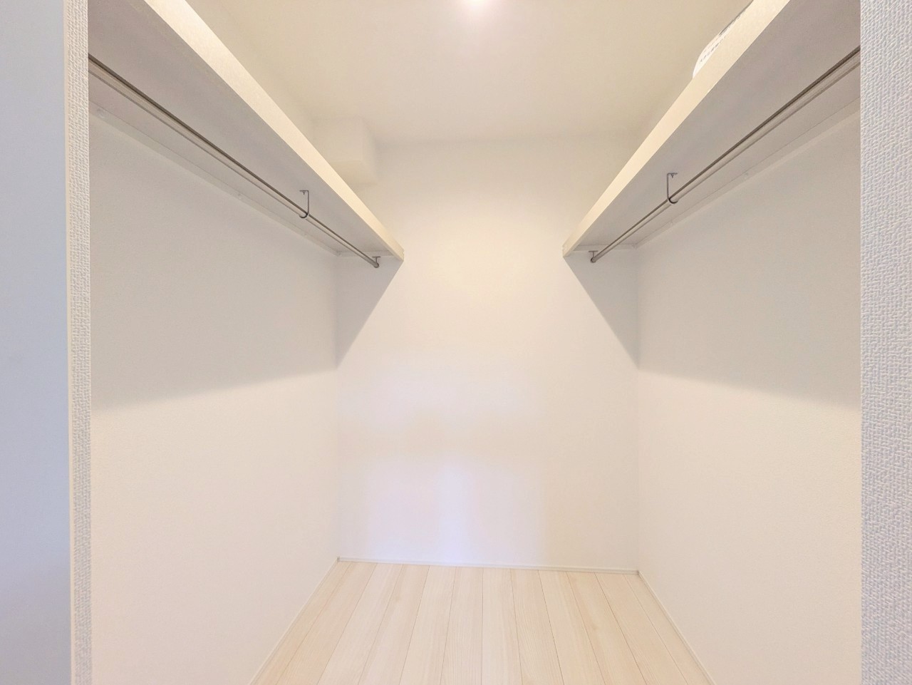 ウォークインクローゼット付き！衣服も荷物もたっぷり収納できます！