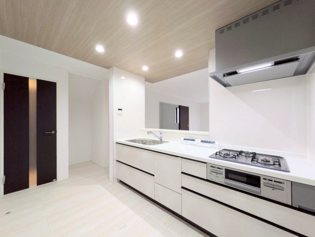 キッチンは対面式なので、リビングの様子を見ながらお料理できます♪