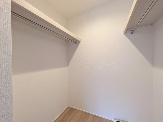 ウォークインクローゼット付き！衣服も荷物もたっぷり収納できます！