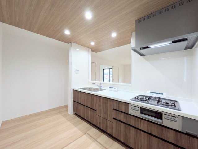 キッチンは対面式なので、リビングの様子を見ながらお料理できます♪