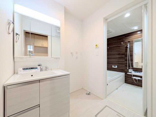 洗面台の三面鏡の裏は収納になっております！