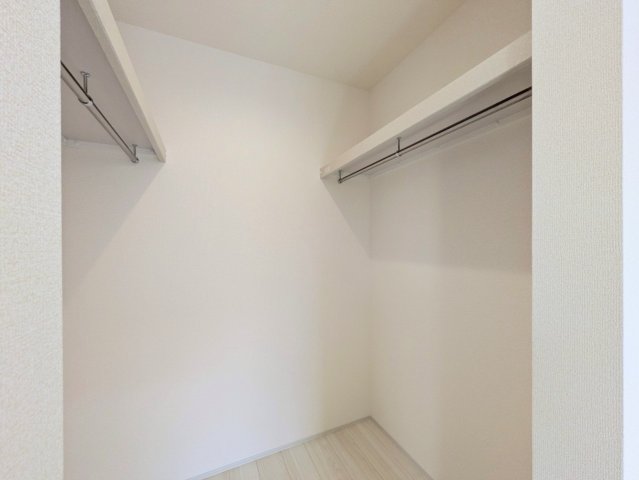 ウォークインクローゼット付き！衣服も荷物もたっぷり収納できます♪