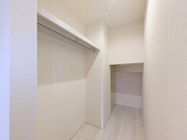 玄関にも収納付き！帰宅時に上着をそのままかけられます！