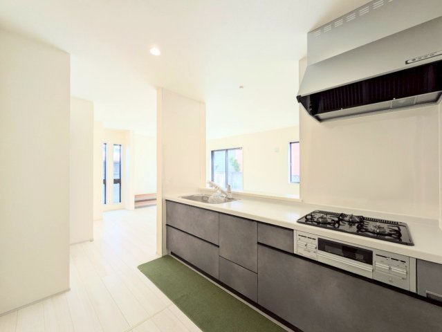 キッチンは対面式なので、リビングの様子を見ながらお料理できます♪