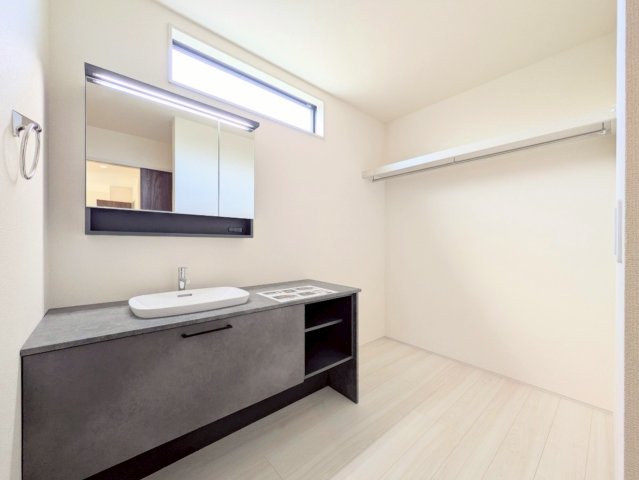 洗面所にはハンガーパイプ付き！室内干し用のスペースとしても活用できます♪