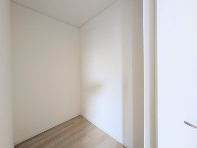 ウォークインクローゼットは衣服も荷物もたっぷり収納できます♪