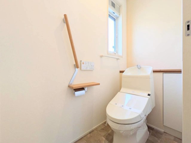 トイレは手すり付き♪