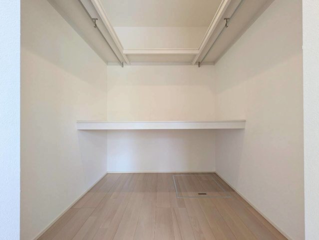 ウォークインクローゼットは衣服も荷物もスッキリ収納できます！