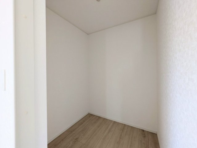 ウォークインクローゼットは衣服も荷物もたっぷり収納できます♪