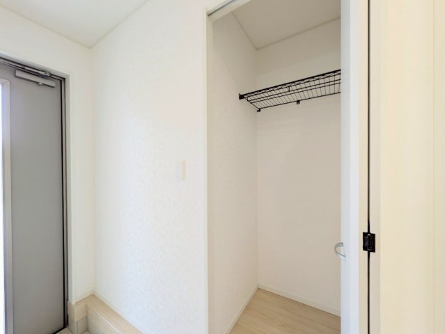 玄関横にも収納付き!