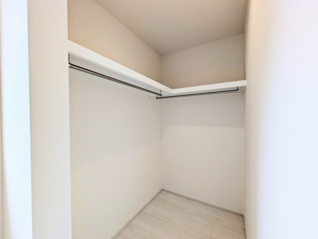 ウォークインクローゼットは衣服も荷物もたっぷり収納できます！
