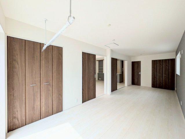約12帖の洋室は、間仕切りをして6帖2部屋にすることも可能！