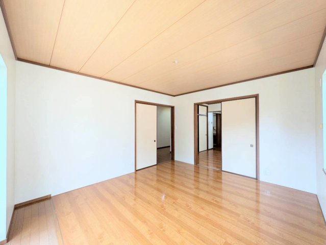 明るい光の差し込む洋室!