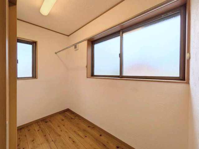 キッチン横にも収納付き!室内干し用スペースとしても◎