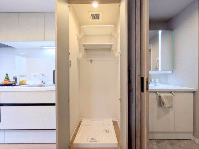 洗濯機置き場は扉付きなので、来客時には閉めておけます♪