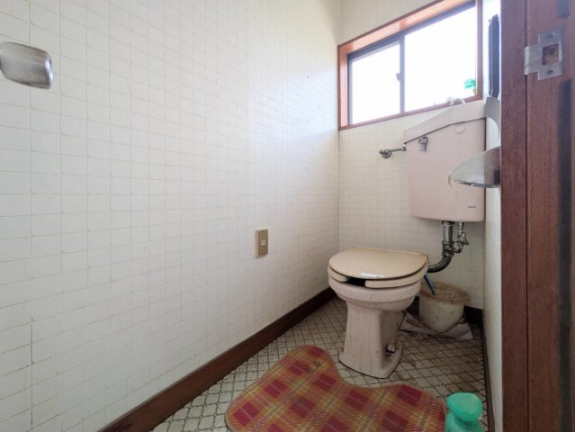 2階の階段横にトイレあり♪