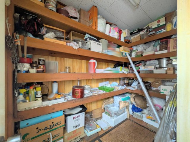 キッチン横には収納付き!食料品や日用品等をスッキリ収納できます♪