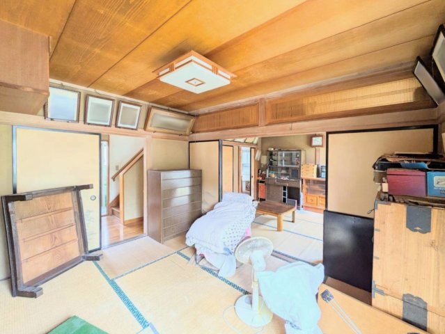 玄関横の約6帖の和室!