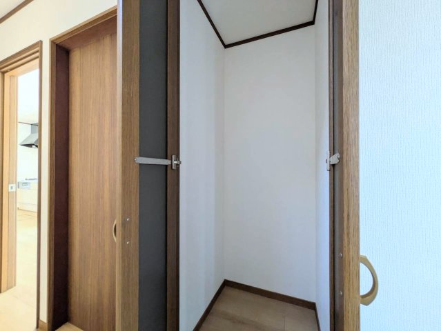 廊下にも収納付き!