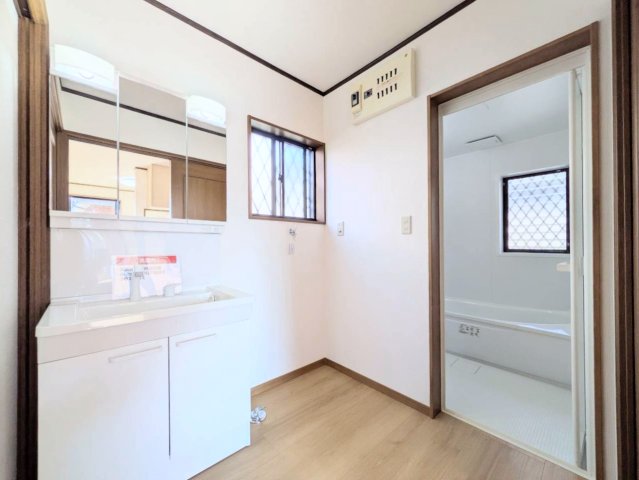 洗面台の三面鏡の裏は収納になっております!