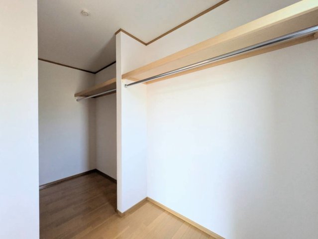 ウォークインクローゼットは衣服も荷物もスッキリ収納できます♪