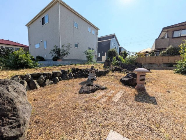 日本庭園を思わせるお庭付き!木々を植えて四季折々の姿を楽しむのも◎