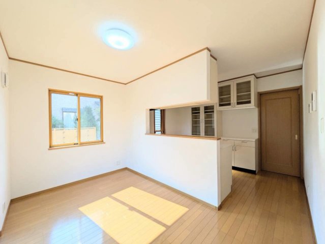西側ダイニングキッチンは約10帖!