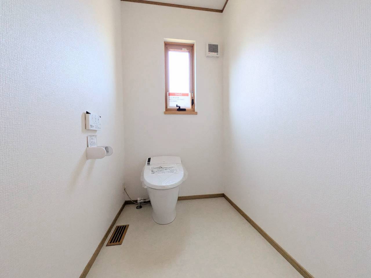 トイレは1階と2階の2ヶ所についております!温水洗浄便座です!